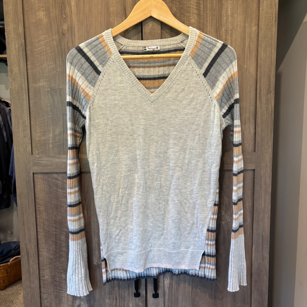 Smartwool Womens V-Neck Sweater Gray Striped Wool Blend Ribbed Knit Medium